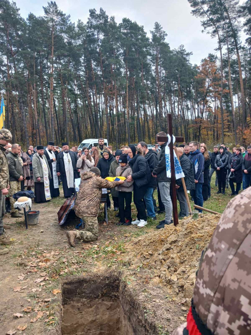 Осиротіла донечка: на Волині в останню путь провели 42-річного Героя Петра Оверчука