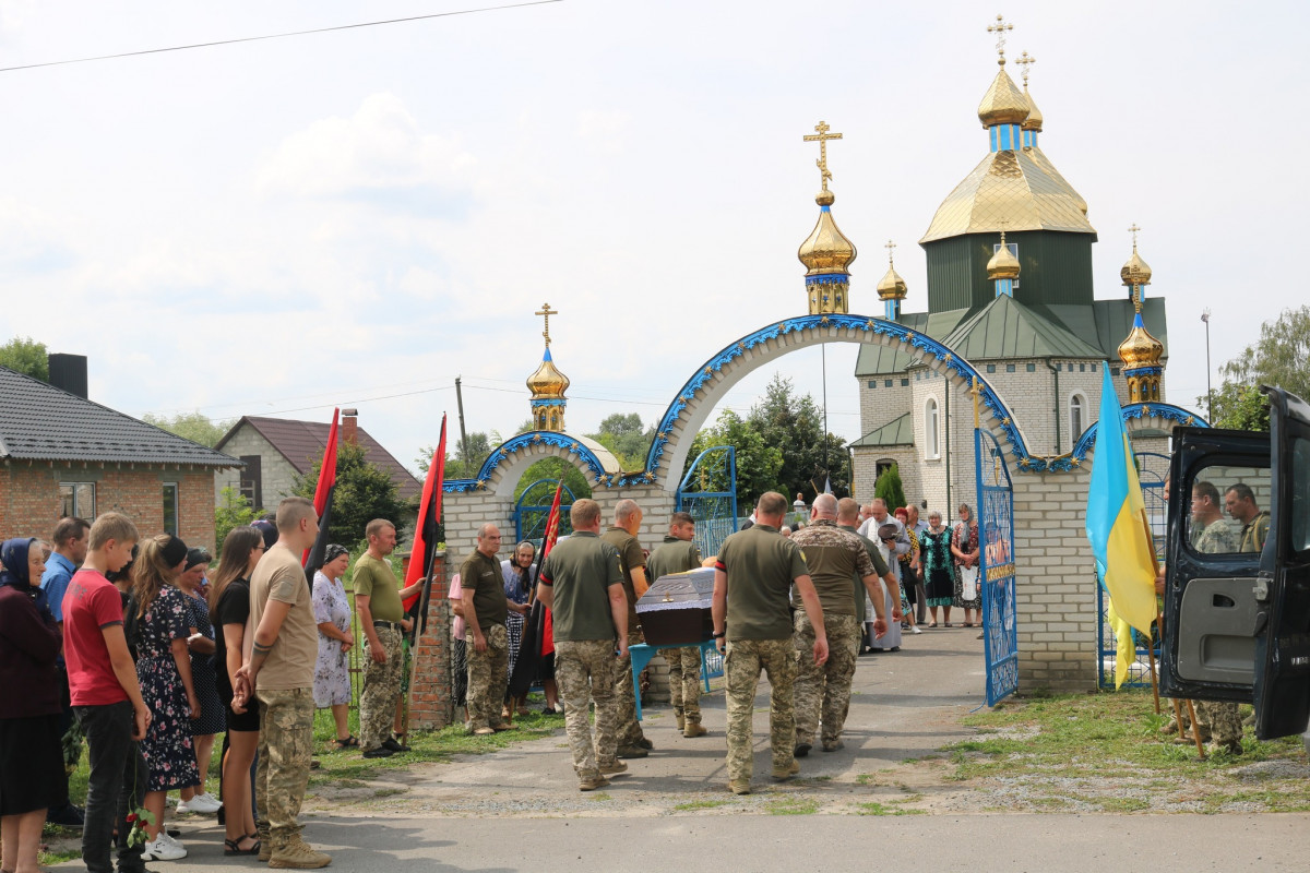 Під звуки сирени: на Волині попрощалися із молодим Героєм Артуром Данилюком 