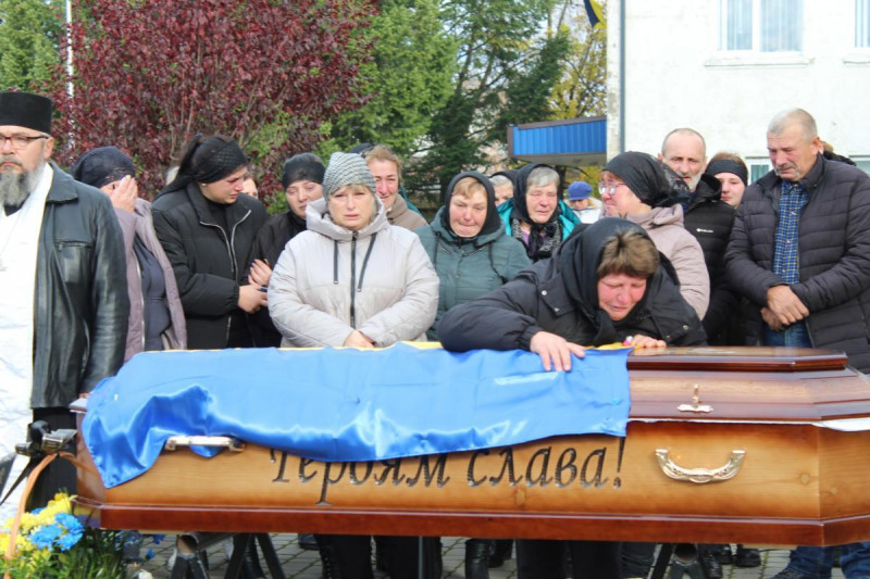 Маленький син ніколи більше не побачить тата: на Волині попрощалися з Героєм Миколою Мясковським