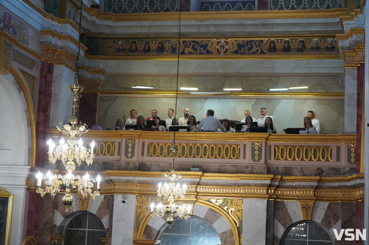 Хресна хода і спільна молитва: як минула літургія за участі Епіфанія у Луцьку. Фоторепортаж