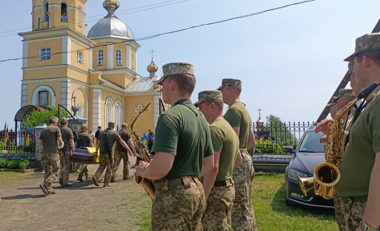 Довгий час вважався зниклим безвісти: на Волині попрощались з Героєм Сергієм Холодовим