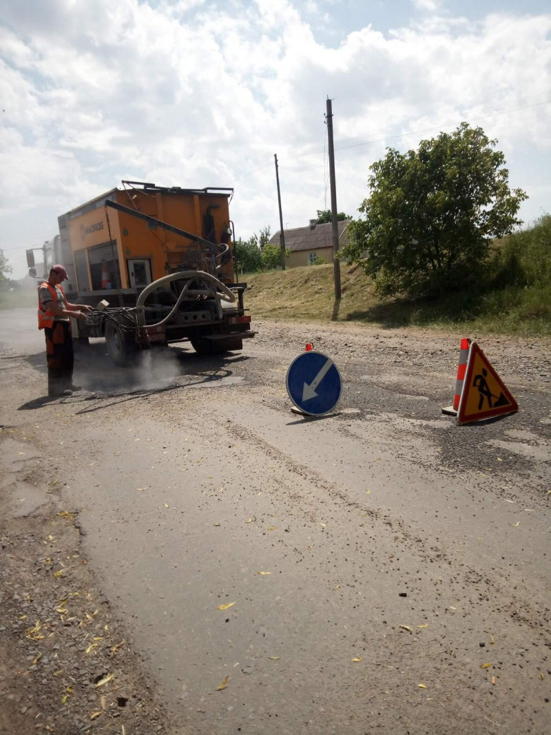 Біля Луцька ремонтують дорогу Лище-Веснянка