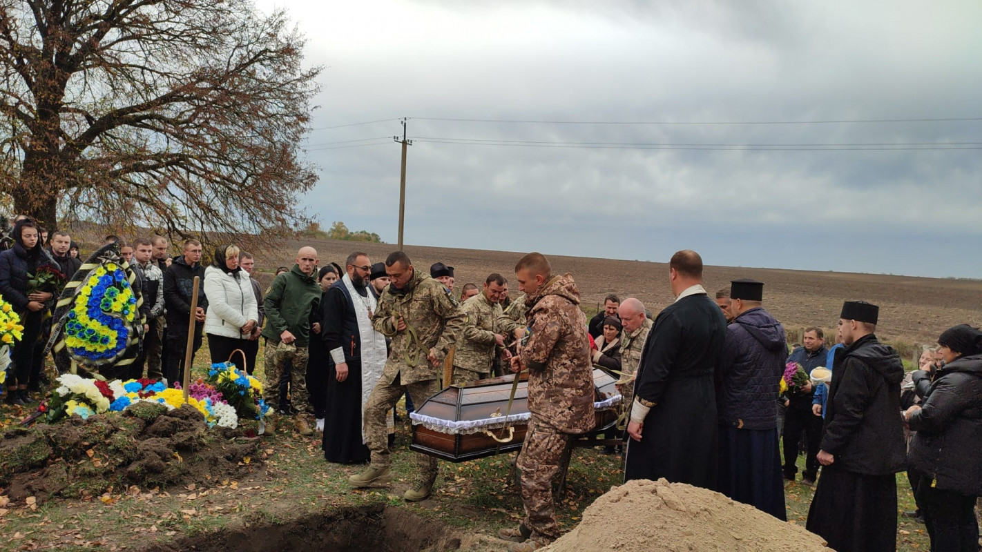 Зійшлося усе село: поховали 29-річного сапера з Луцького району Віталія Костюка. Фото