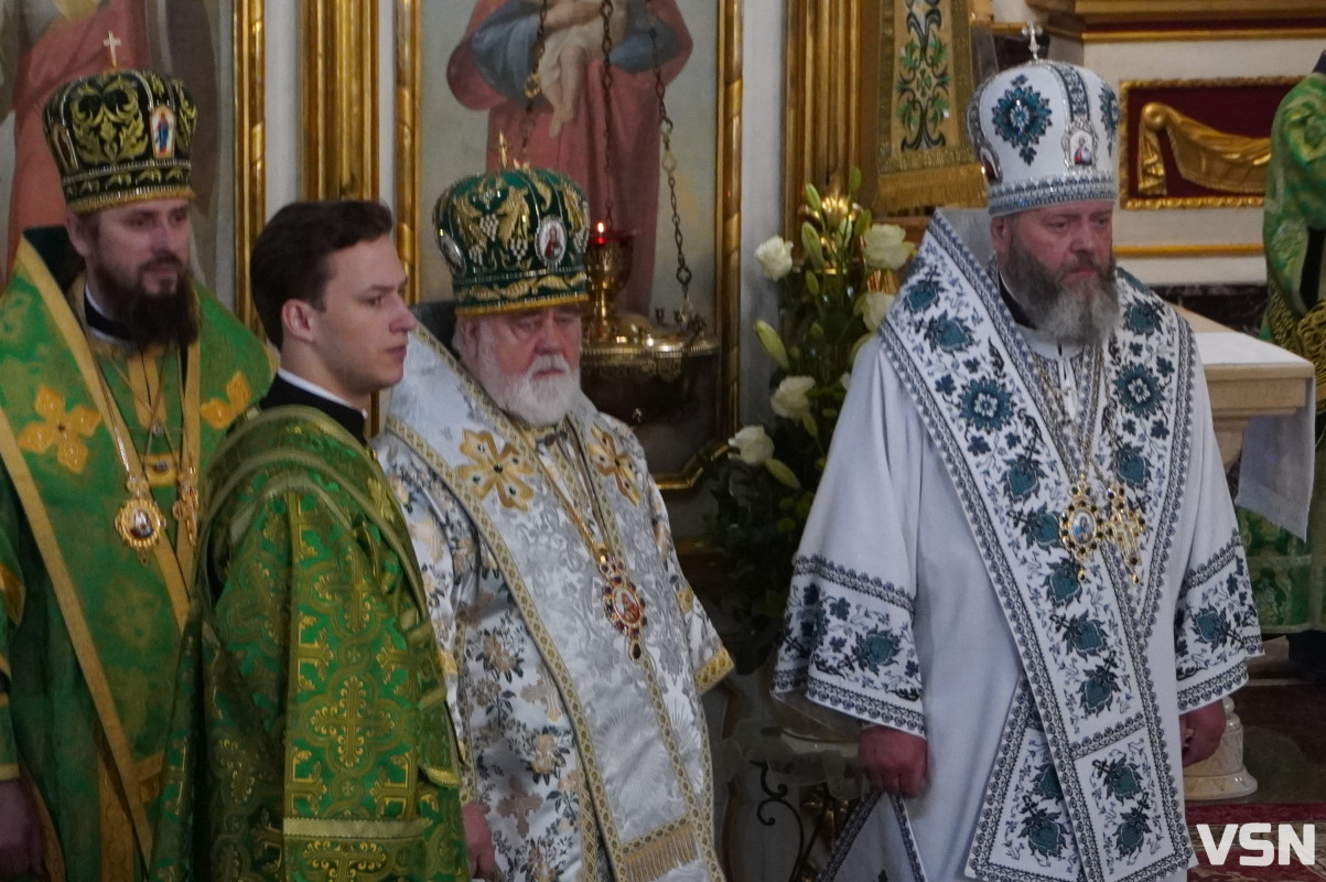 Хресна хода і спільна молитва: як минула літургія за участі Епіфанія у Луцьку. Фоторепортаж
