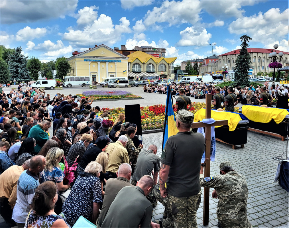 Чорний день: у громаді на Волині попрощалися одразу із двома Героями - Володимиром Лучиновичем та Олександром Берегою