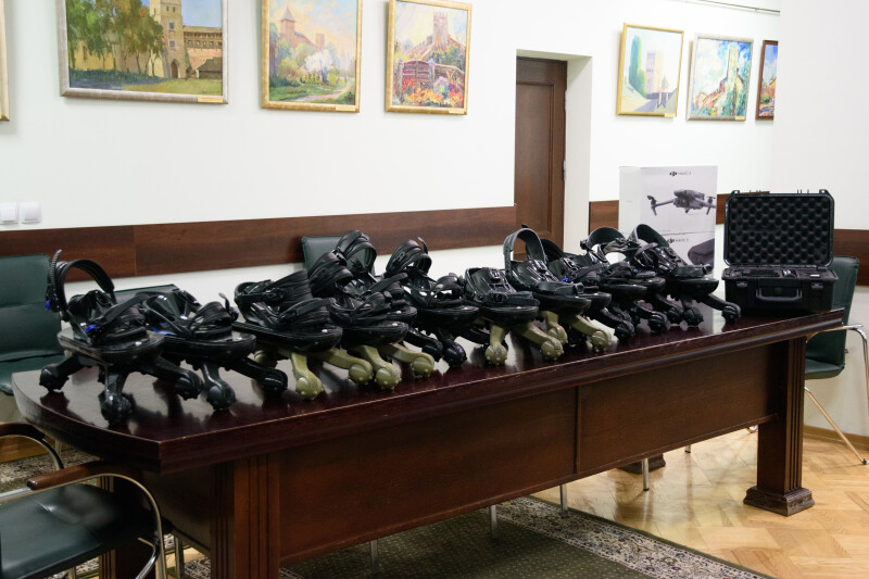 Луцький міський голова передав нацгвардійцям дрони та протимінні чоботи