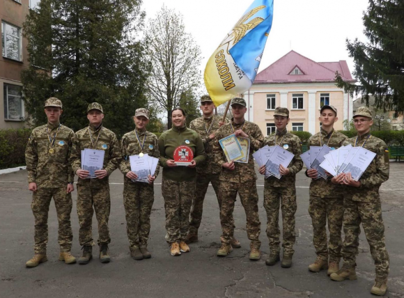 Волейбол, армспорт і дартс: спортсменка з Волині підкорює змагання та тренує молодь
