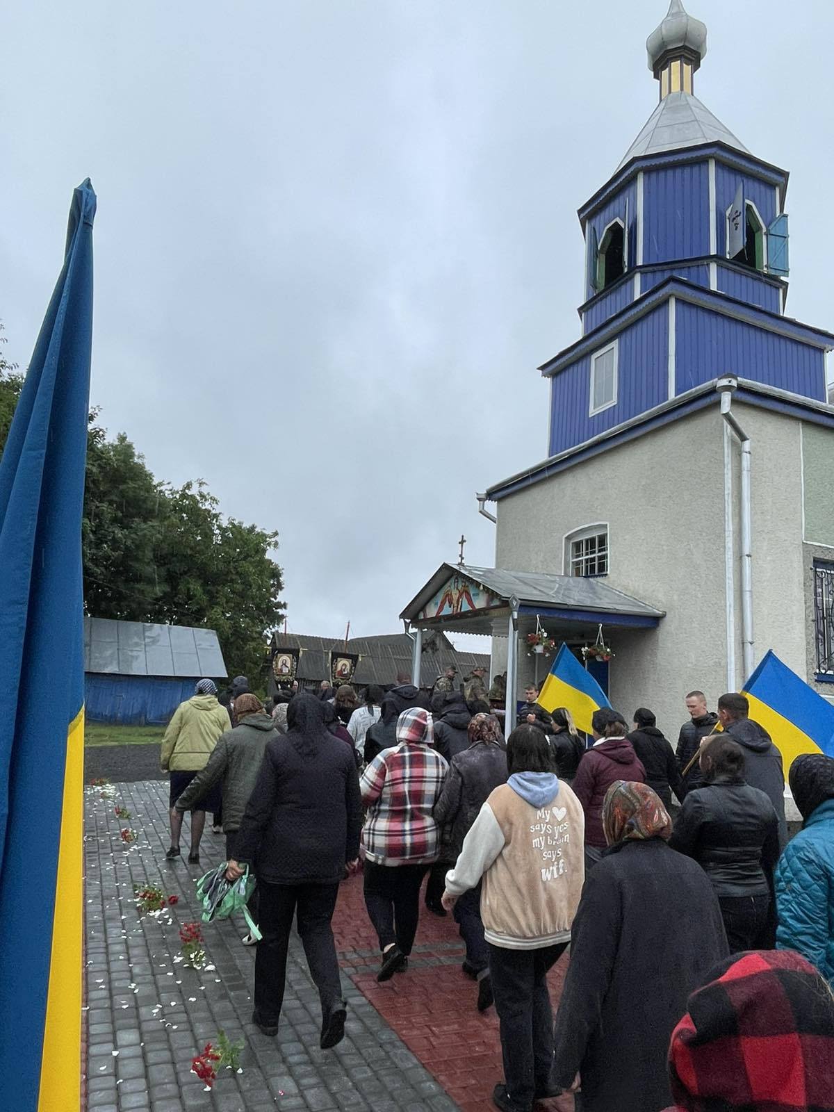 Загинув у бою на Донеччині: на Волині попрощалися з Героєм Віктором Копетюком