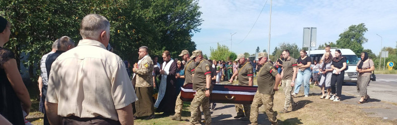 Три доньки втратили батька: на Волині попрощалися з Героєм Сергієм Петровим
