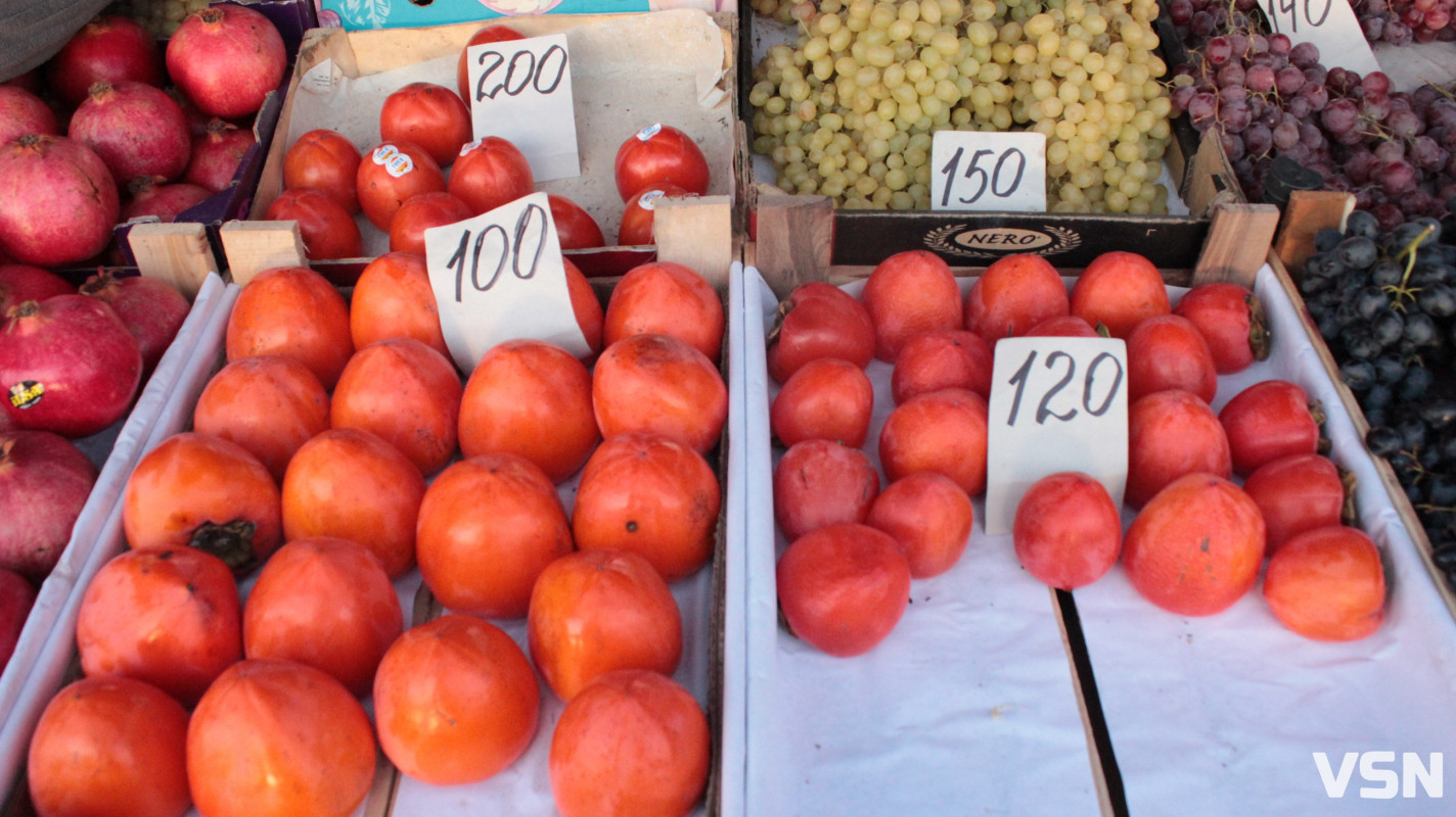 Скільки коштують фрукти на ринку у Луцьку?