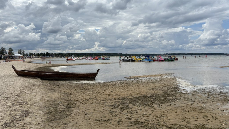 Дощі не врятували Світязь: рівень води в найбільшому озері Волині продовжує знижуватися