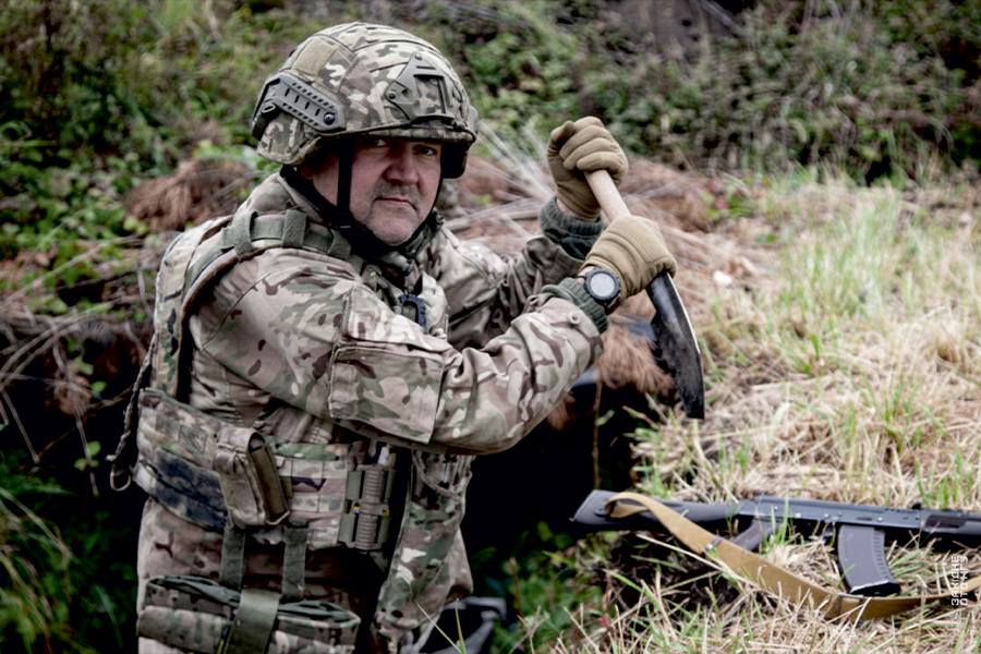 Кожен кілометр – під обстрілами: історія фронтового водія з Волині на псевдо Апостол