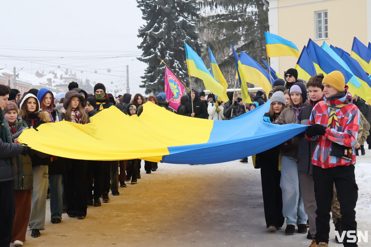 Лучани об’єдналися в «Ланцюг Єднання» до Дня Соборності України. Фоторепортаж