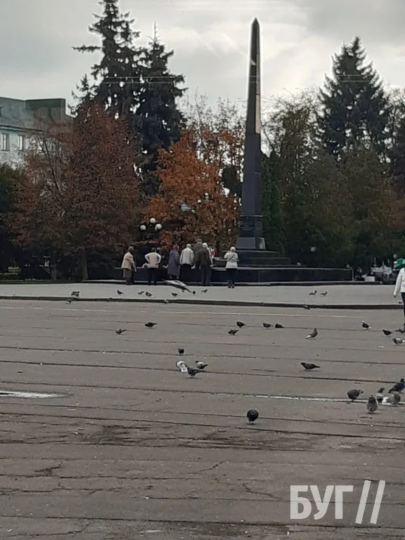 Без транспарантів, але з квітами: у Володимирі прихильники комуністичної ідеології зібралися біля обеліска слави