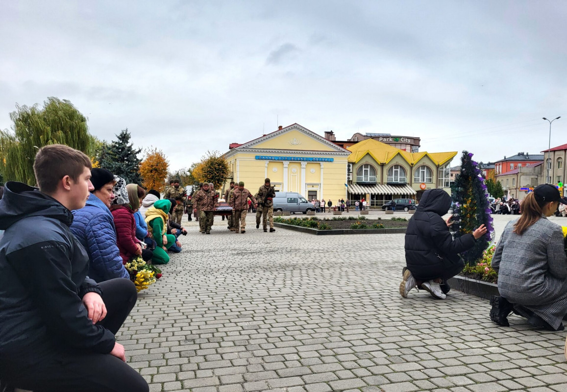 Один син - у полоні, інший - на передовій: на Волині попрощалися із  Героєм Ярославом Богданом