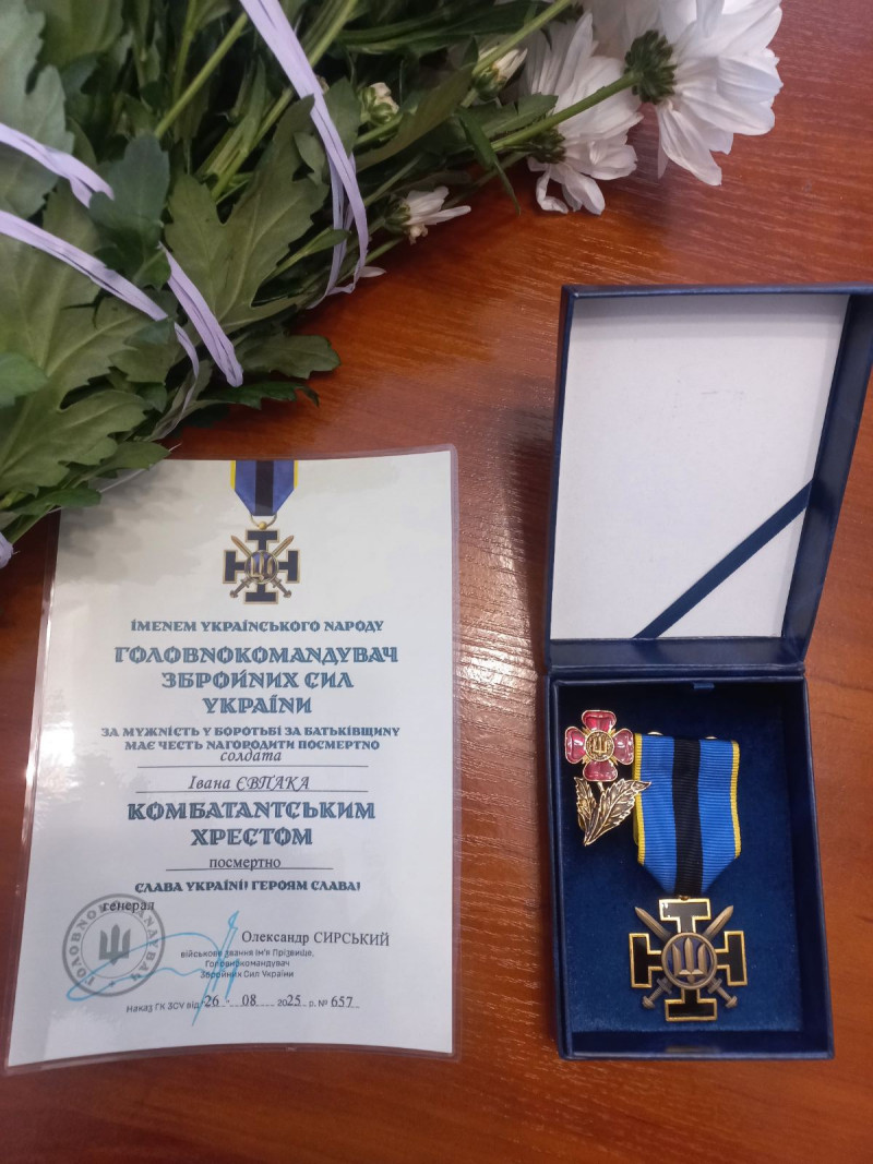 Життя обірвалося на позиції: на Волині батькам полеглого на війні сина передали посмертну нагороду