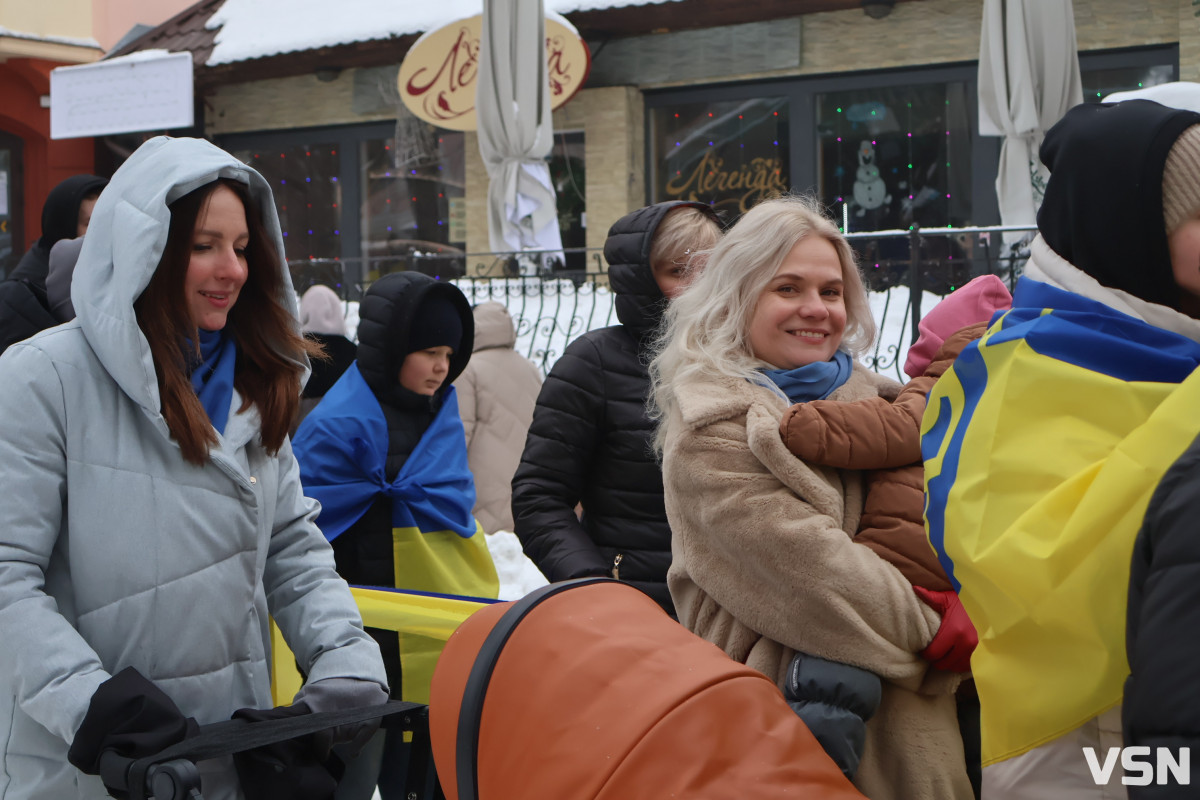 Лучани об’єдналися в «Ланцюг Єднання» до Дня Соборності України. Фоторепортаж