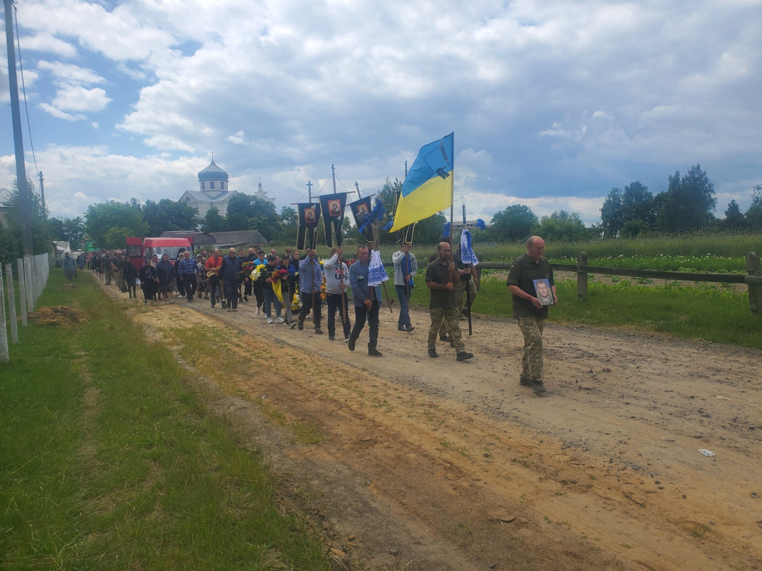 Дві доньки втратили батька: на Волині попрощалися з Героєм Владиславом Герасименком, який поліг на війні понад півтора року тому