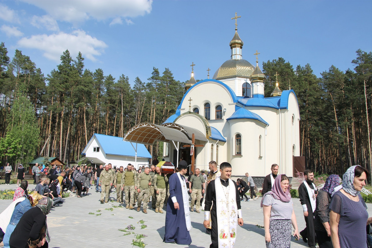 Дві донечки ніколи більше не побачать татка: напередодні Великодня на Волині попрощались з Героєм Олександром Муковським