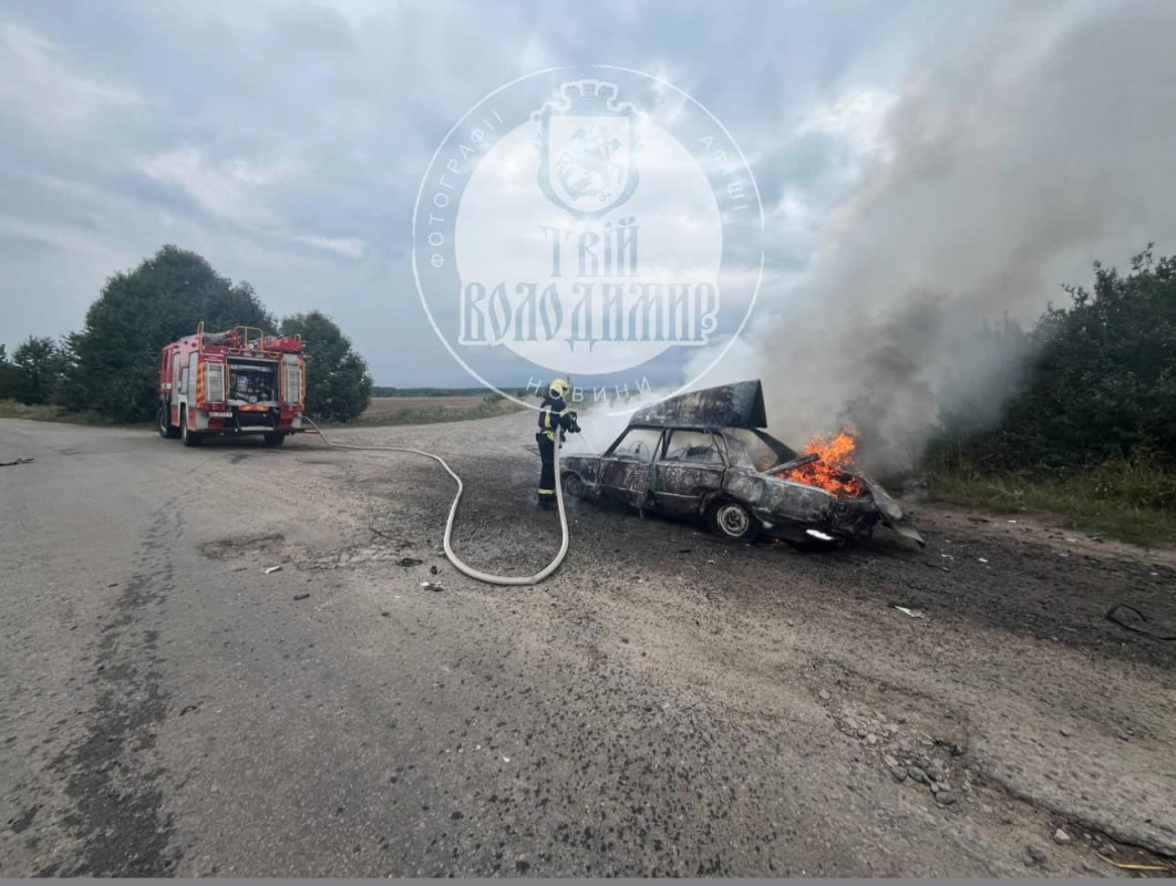 Вогонь знищив повністю: на Волині серед дороги горів автомобіль