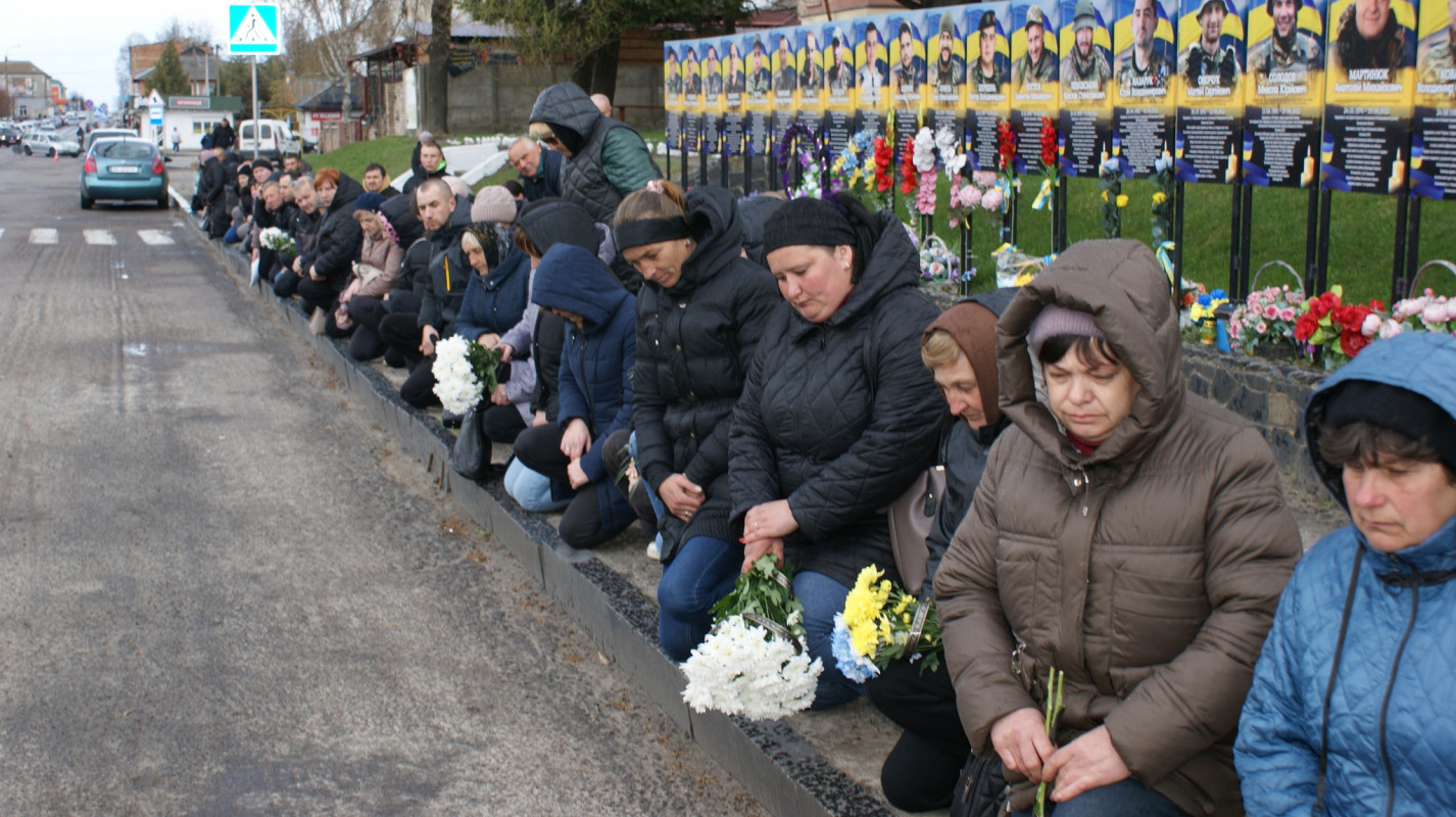 До останнього подиху – за Україну: у Луцькому районі попрощалися з Героєм Сергієм Мандзюком  
