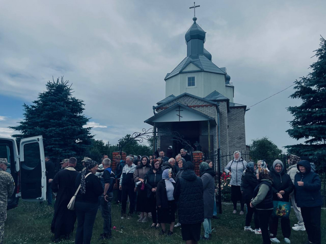 Повернувся додому «на щиті»: у громаді на Волині попрощалися із Героєм Богданом Лехушем