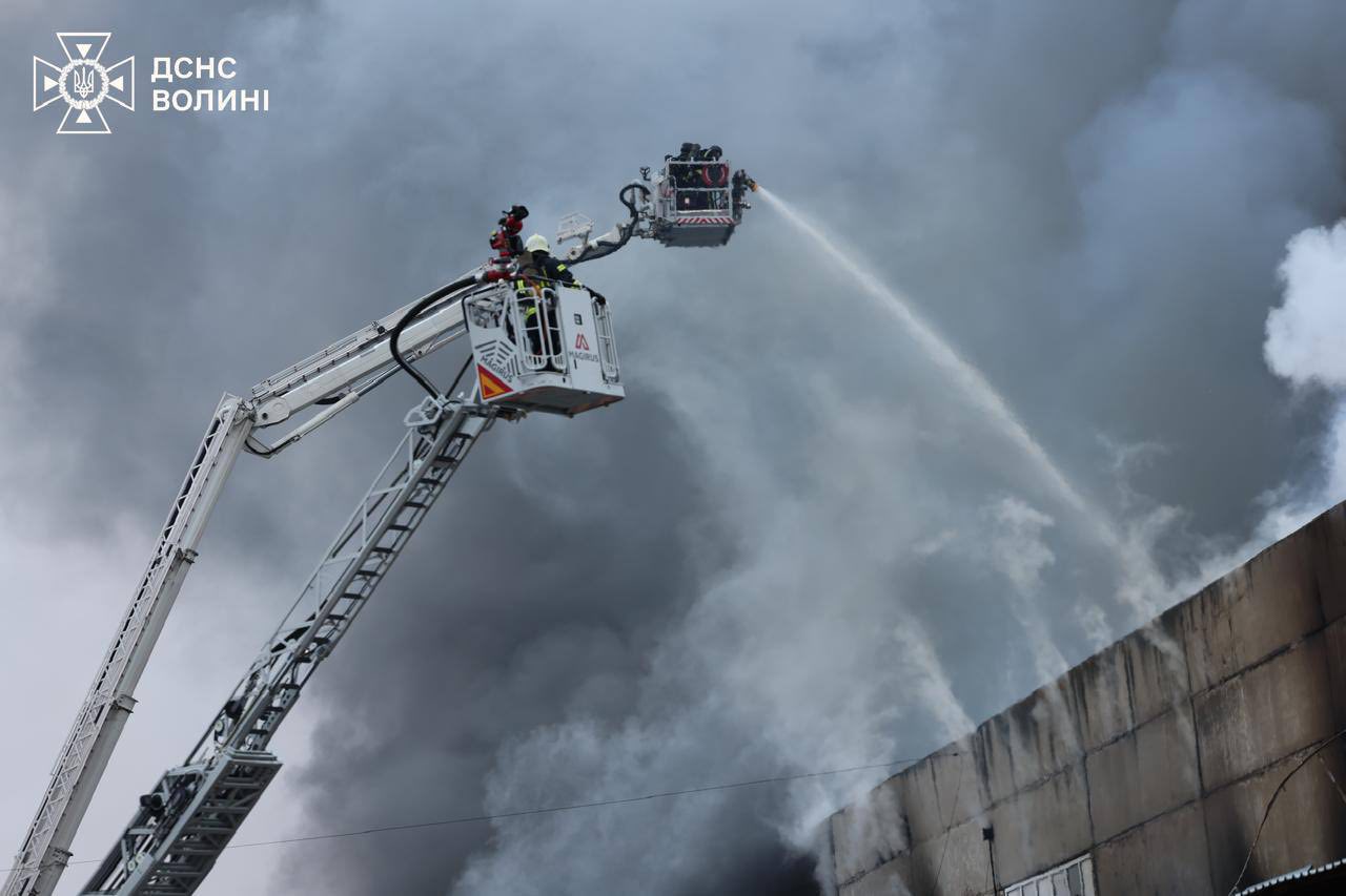 Показали фото з місця пожеж після атаки шахедів у Луцьку