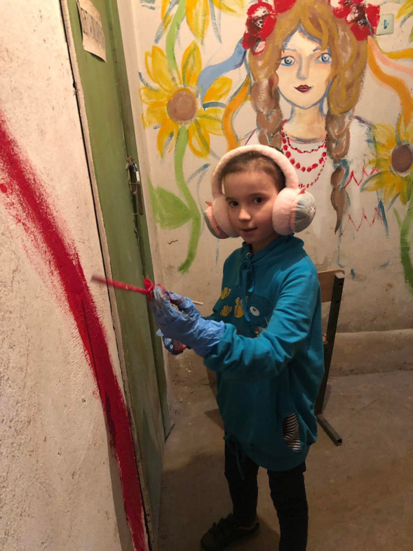 Луцькі художники розмалювали стіни бомбосховища