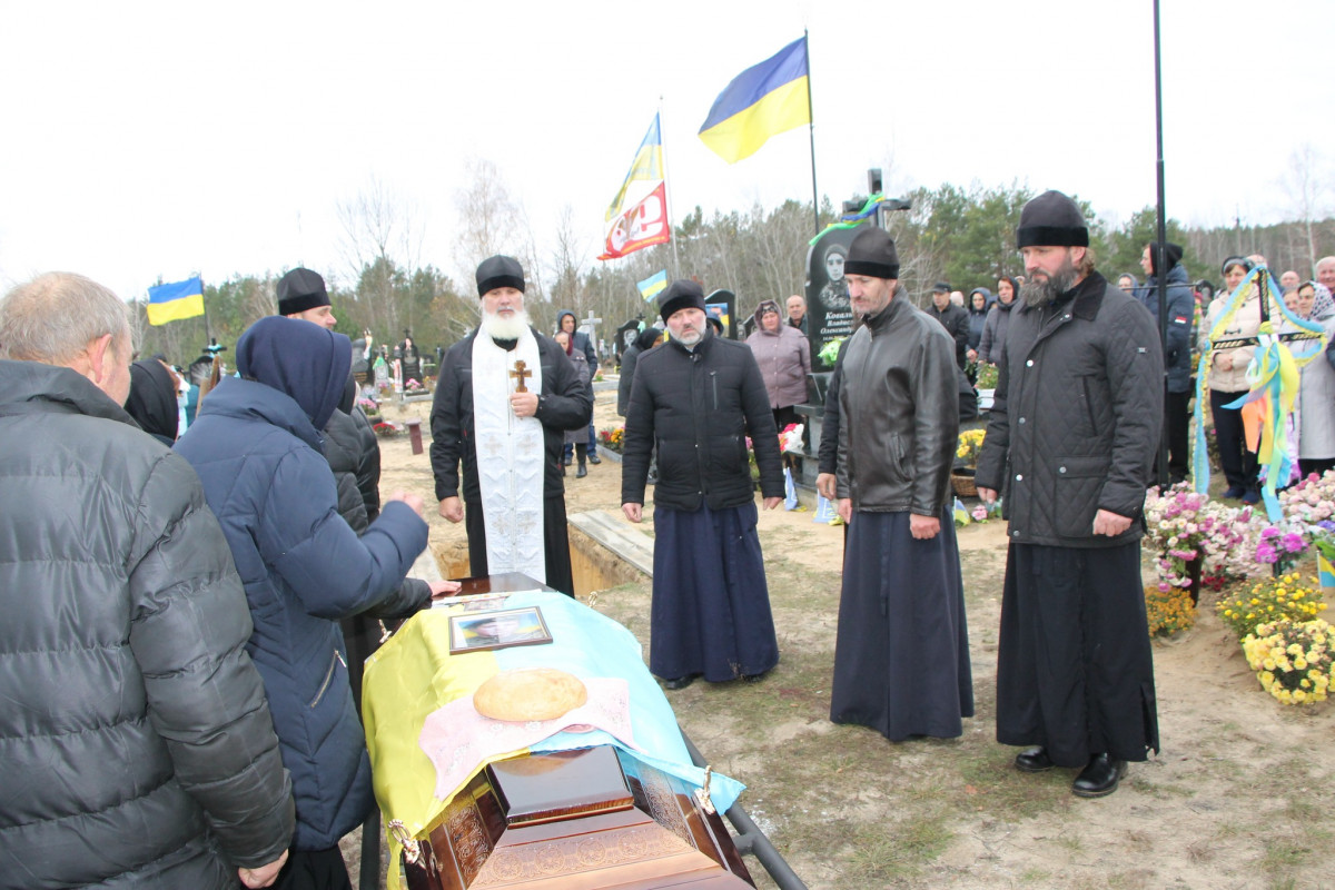 Помер у зоні бойових дій: на Волині усе село прийшло попрощатися з Героєм Віталієм Лук'янчуком. Фото