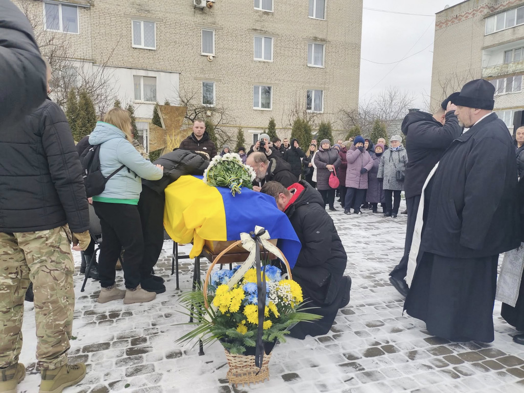 Зі сльозами  ділили його весільний коровай на кладовищі: на Волині попрощалися молодим Героєм