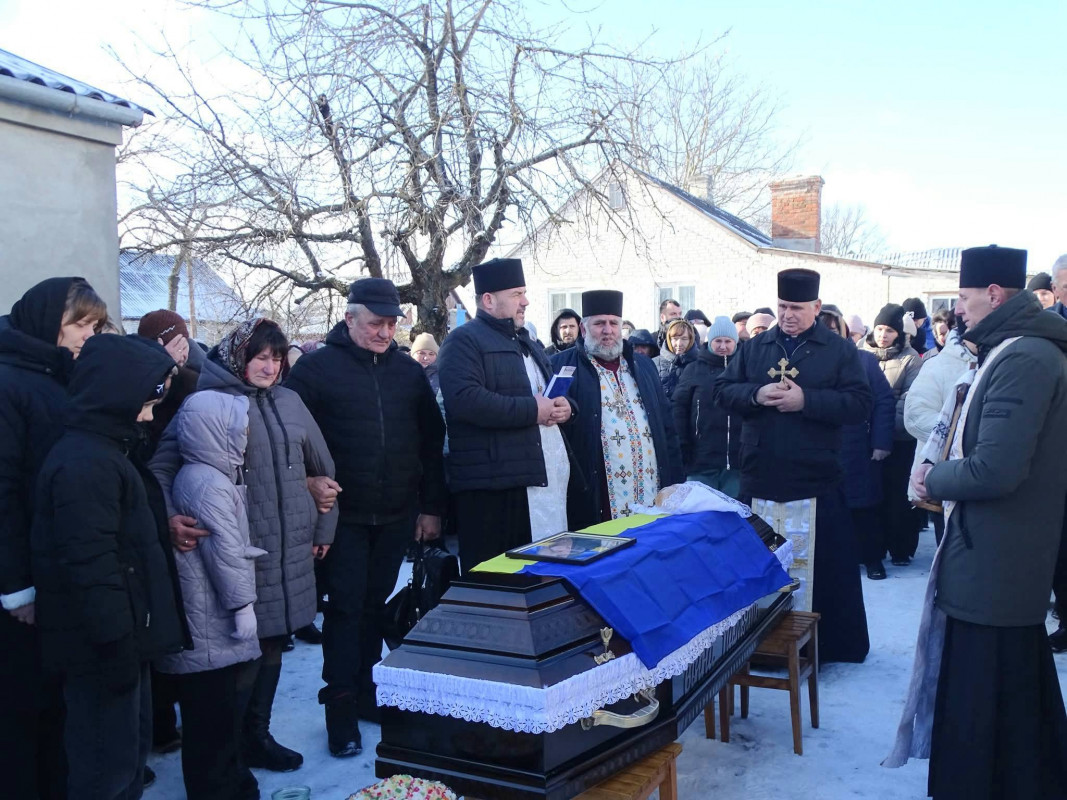 Понад рік родина жила між надією і болем: на Волині попрощалися з воїном Романом Махнюком