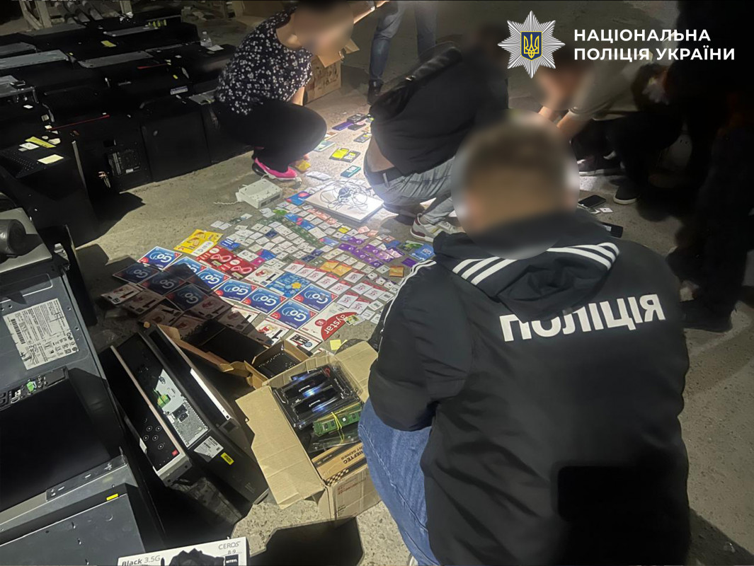Щомісячний дохід близько 500 тисяч доларів: у Луцьку накрили шахрайський кол-центр