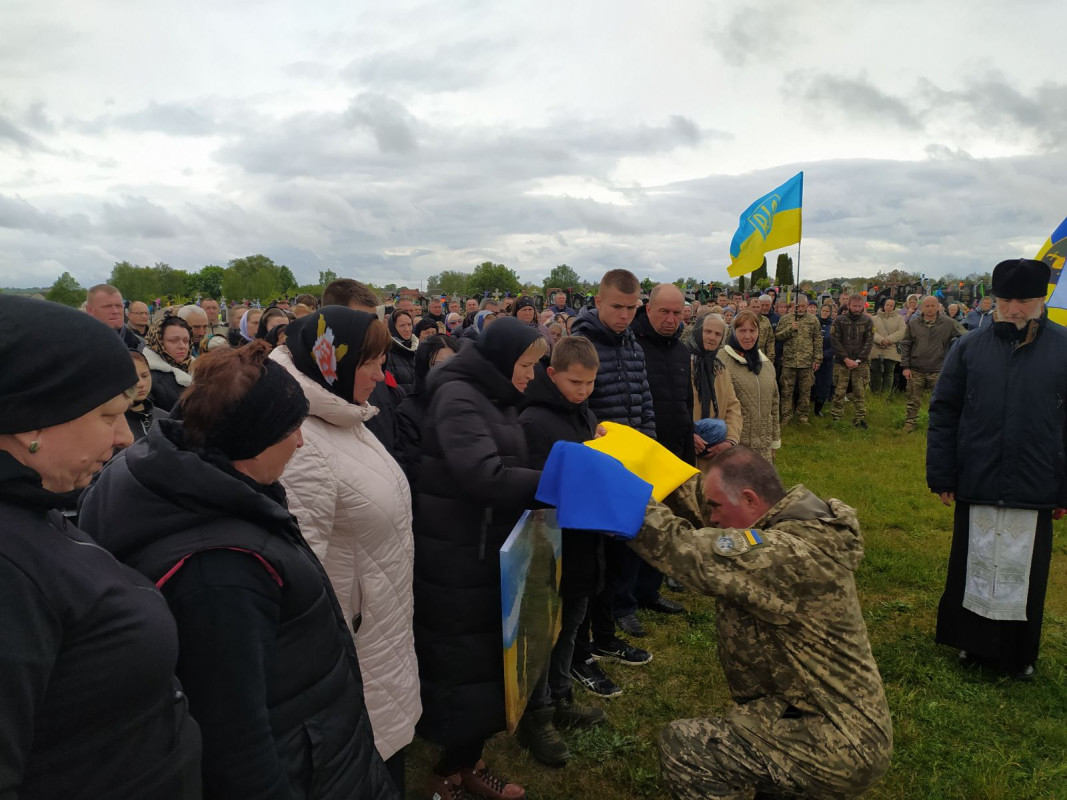 Навіть небо плакало за своїм Героєм: на Волині в останню дорогу провели загиблого Миколу Гапонюка