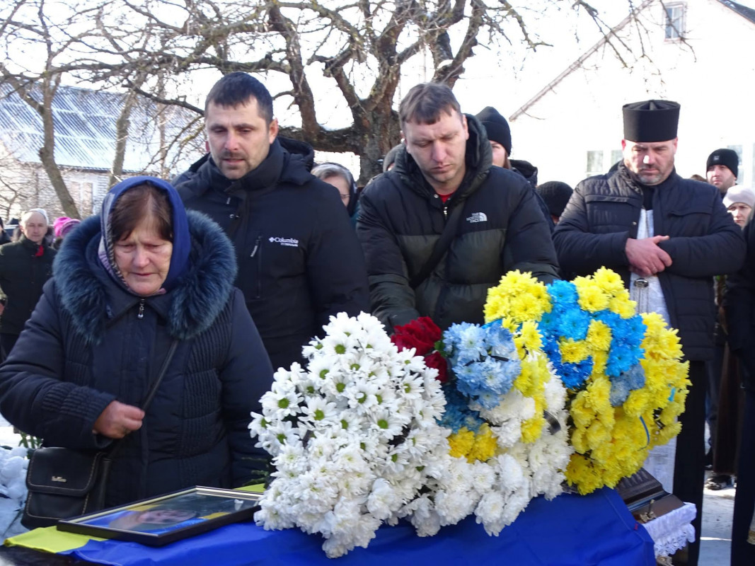 Понад рік родина жила між надією і болем: на Волині попрощалися з воїном Романом Махнюком