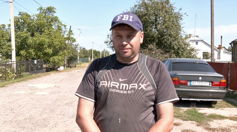 У громаді на Волині люди самотужки ремонтують дороги бетоном: скидаються грішми та працюють разом