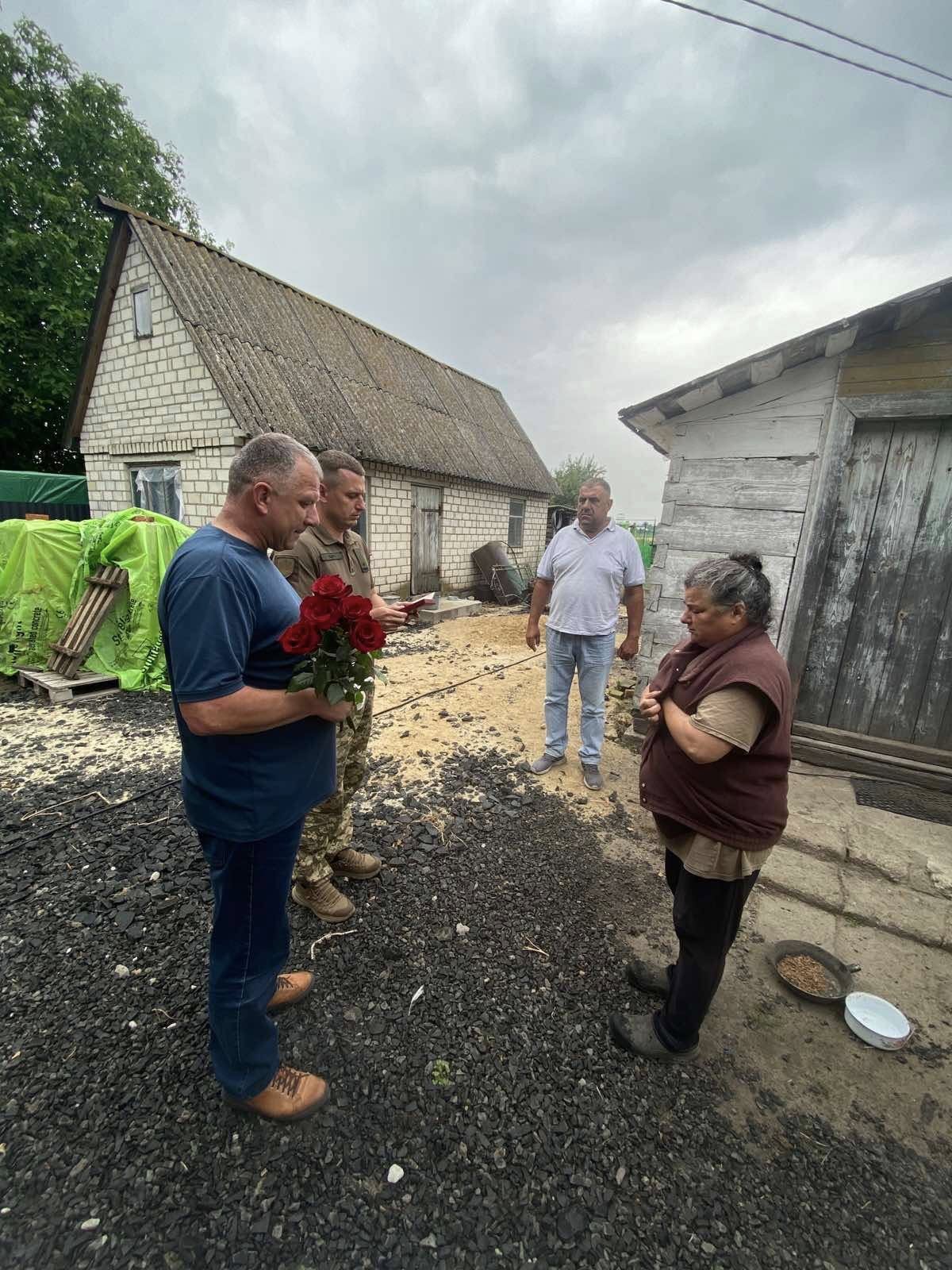 Відзнаки Героям: у громаді на Волині рідні загиблих воїнів отримали ордени «За мужність»