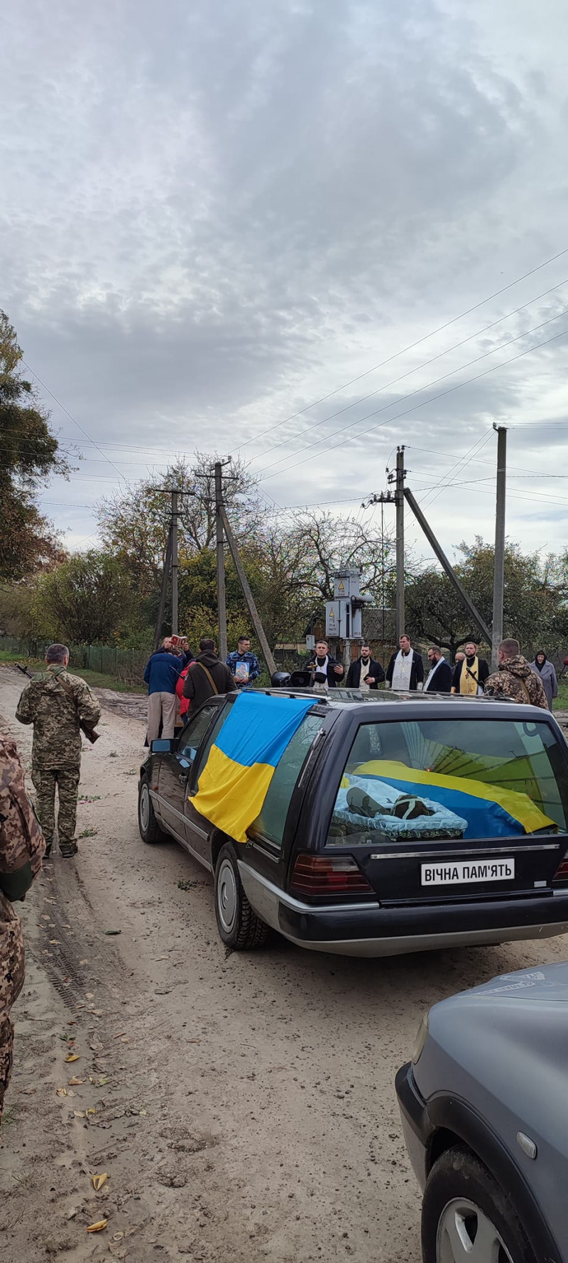 Зійшлося усе село: поховали 29-річного сапера з Луцького району Віталія Костюка. Фото