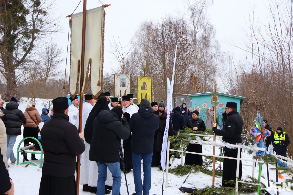 Як у Луцьку освячували воду на річці Стир. Фоторепортаж