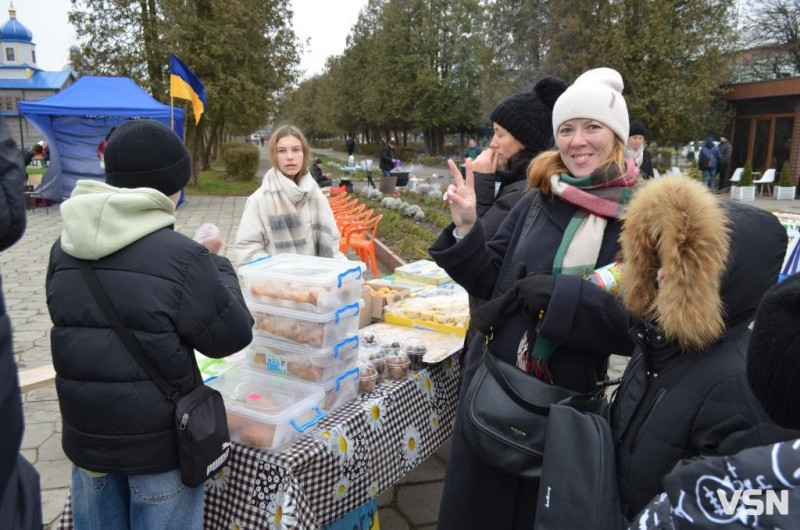 У місті на Волині на благодійному ярмарку зібрали майже 120 тисяч гривень для ЗСУ. Фоторепортаж