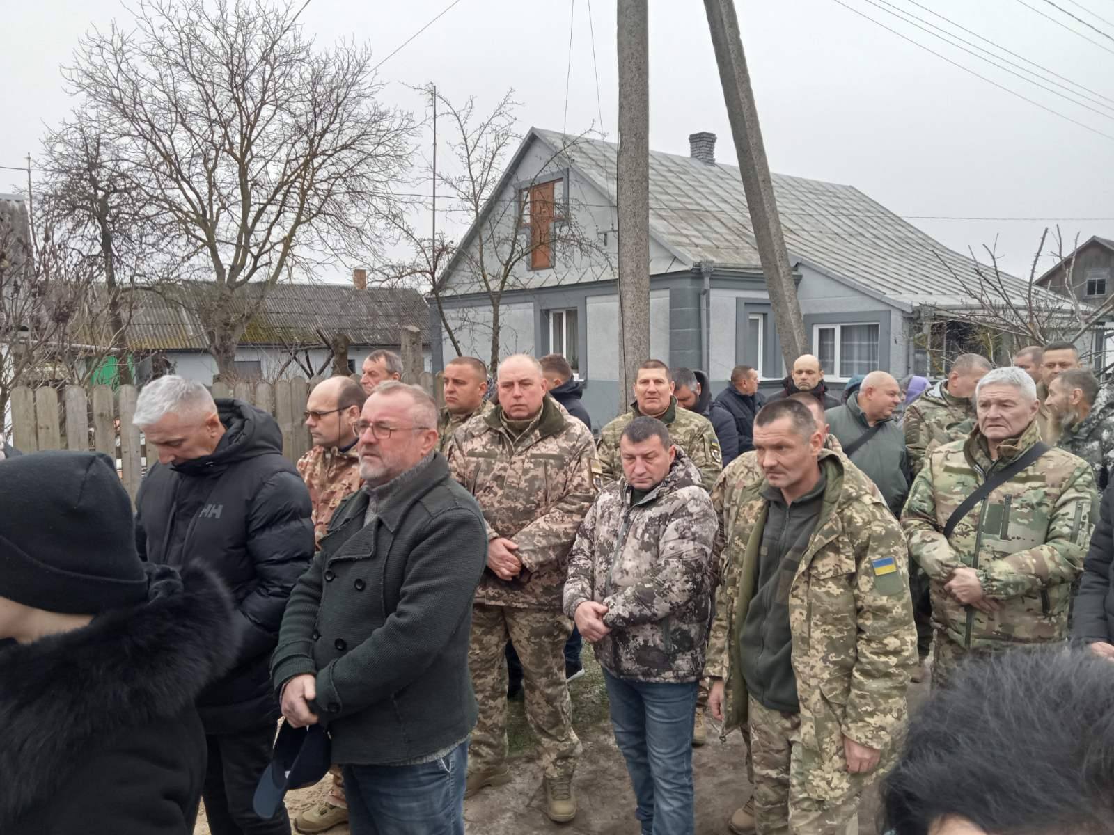 Через сім місяців невідомості Герой повернувся додому: на Волині попрощалися військовим з Володимиром Бортником