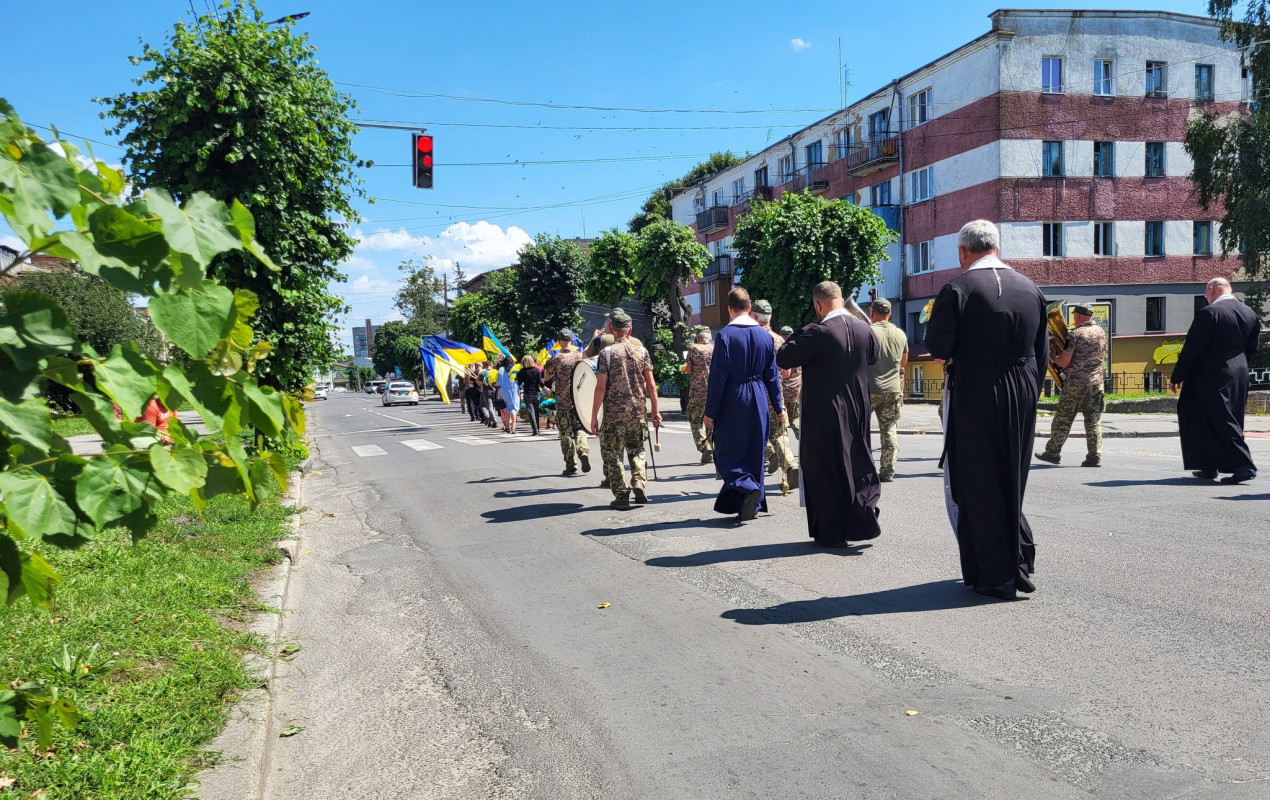 Син і донька втратили батька: на Волині попрощались з Героєм Дмитром Лисюком