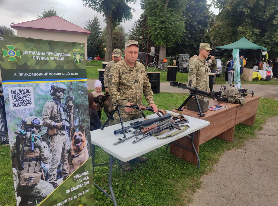 Волинські прикордонники навчали дітей глинотерапії, лозотерапії та театротерапії