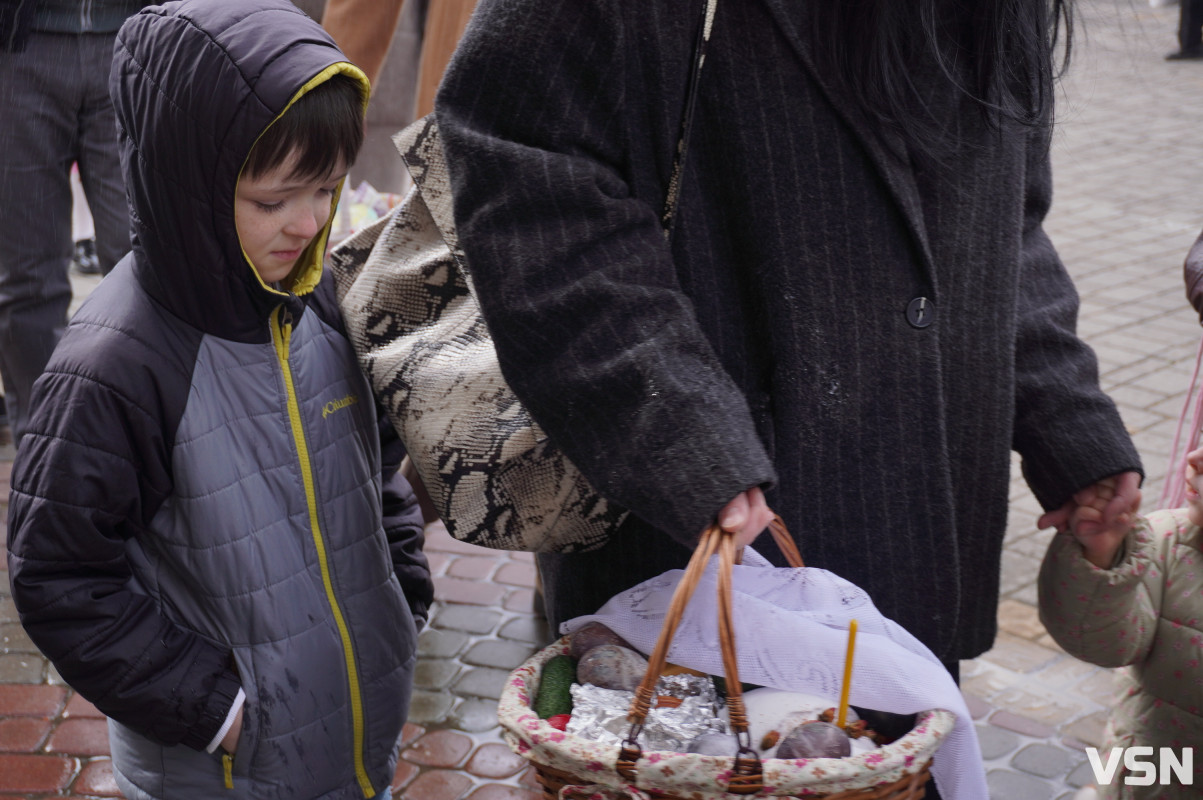 Як у Луцьку освячують Великодні кошики? Фоторепортаж