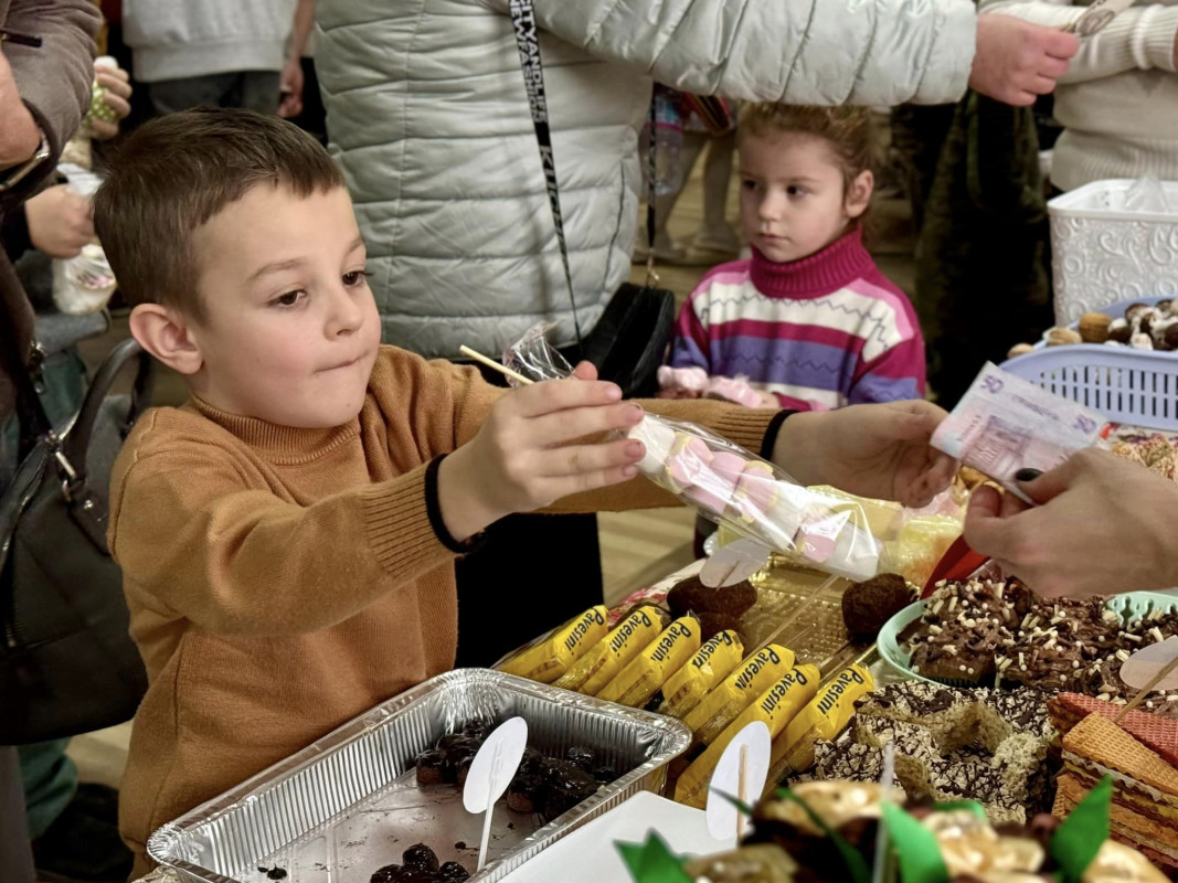 У місті на Волині на шкільних ярмарках зібрали понад 200 тисяч гривень для захисників