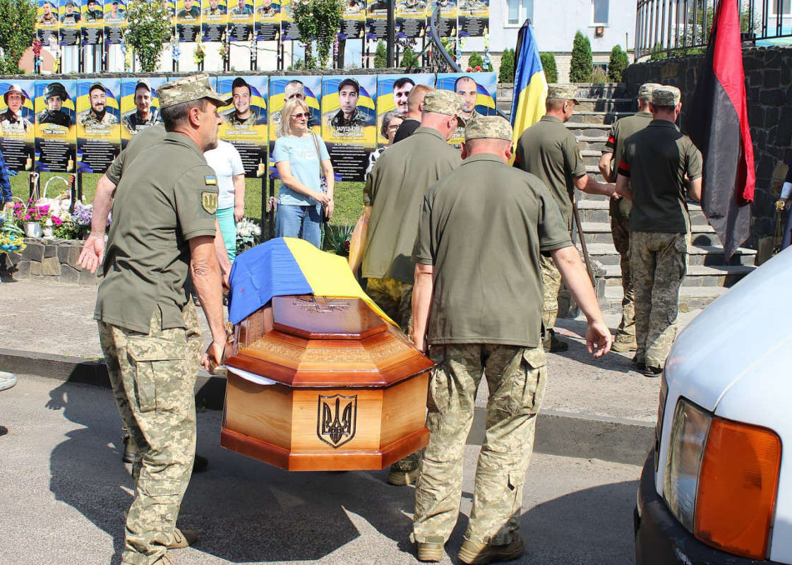 Серце воїна зупинилося після років боротьби: громада на Волині зустріла на щиті Олега Орлюка