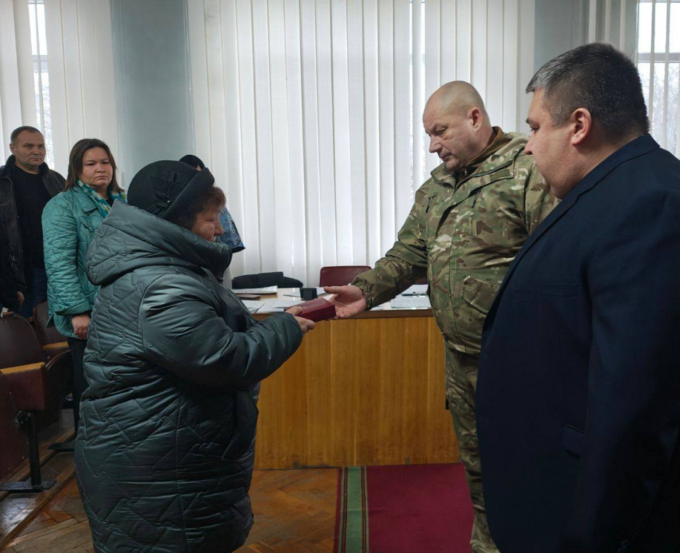 Посмертну нагороду загиблого воїна з Волині Віталія Матвійчука передали його матері