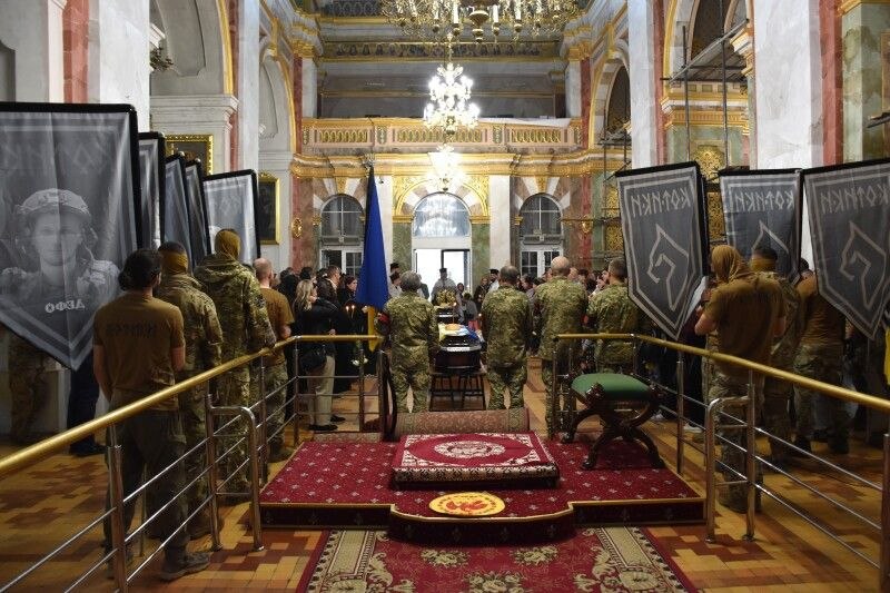 На колінах і з молитвою: Луцька громада провела в останню путь трьох Героїв