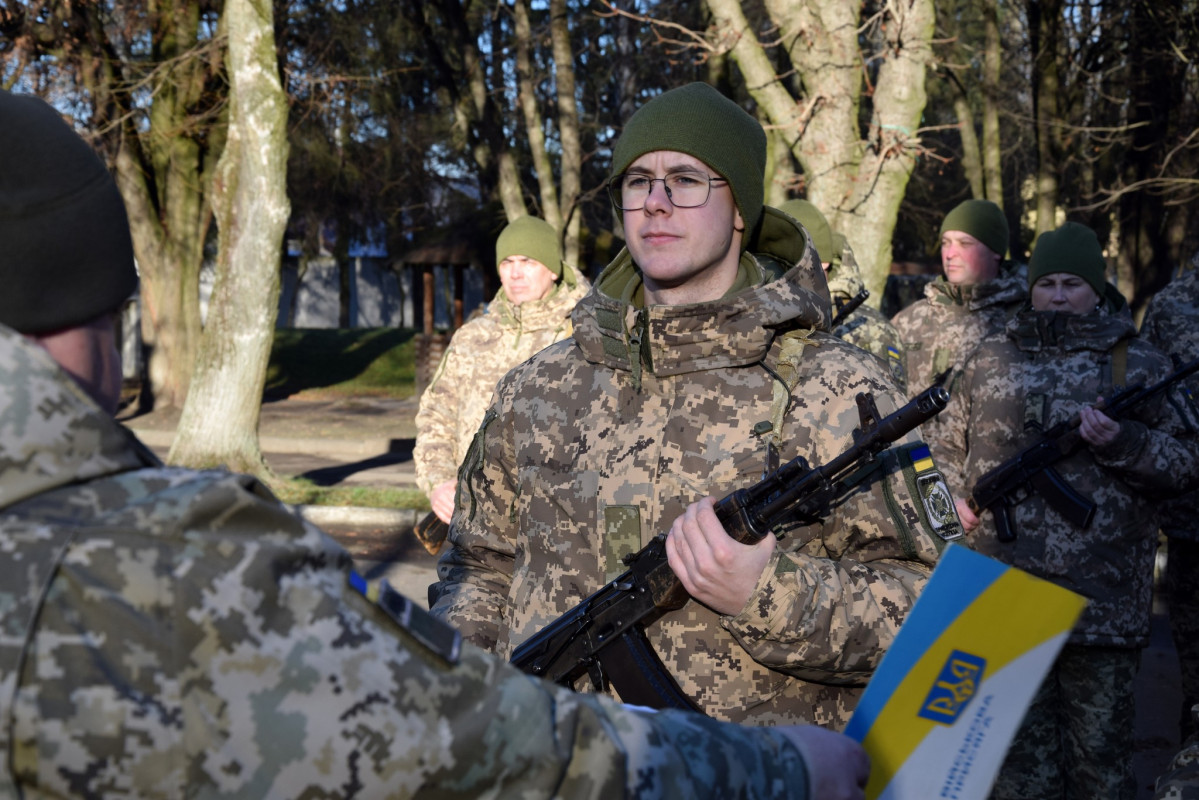 Чоловіки й жінки стали до строю: на Волині новобранці прикордонної служби склали військову присягу