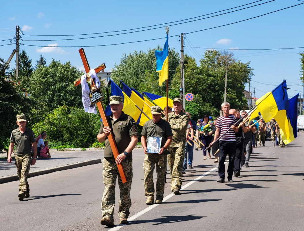 Син і донька втратили батька: на Волині попрощались з Героєм Дмитром Лисюком