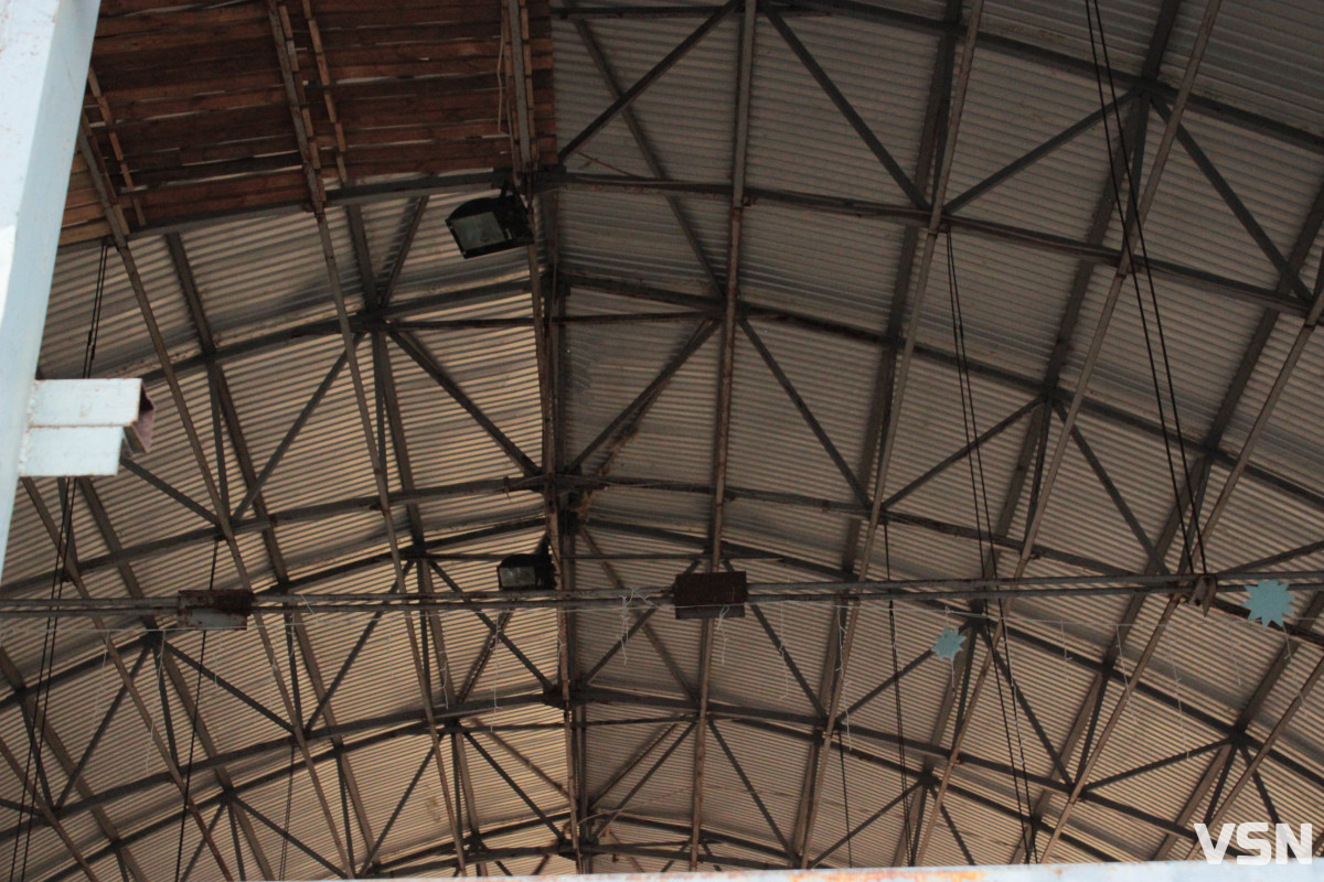 Сніжинка залишилась, арени вже нема: у Луцьку демонтовують «Снігову королеву»